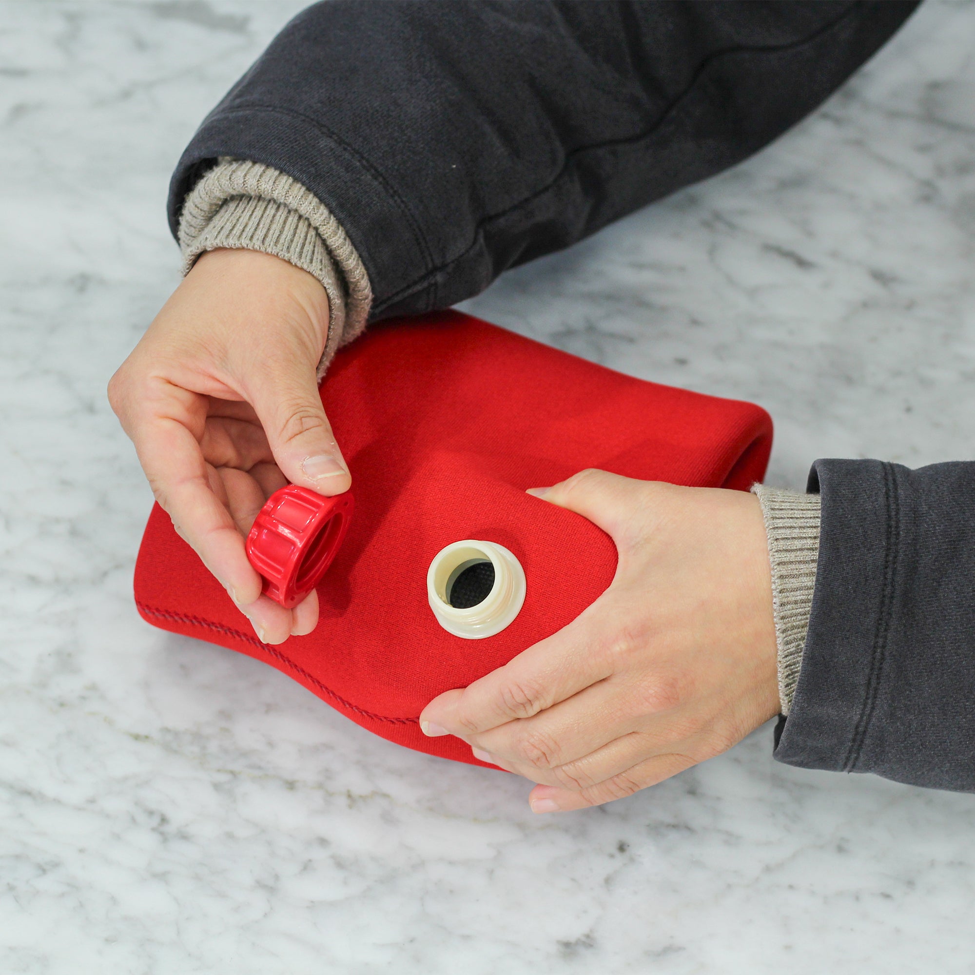 クロッツ やわらか湯たんぽ 足首用タイプ【1/8-18期間限定】クロッツ やわらか湯たんぽ エアタイト｜肩用タイプ（ブラック）1個付き